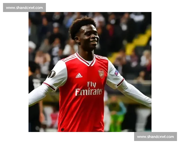 边翼卫战术演进与现代足球体系中的关键角色分析